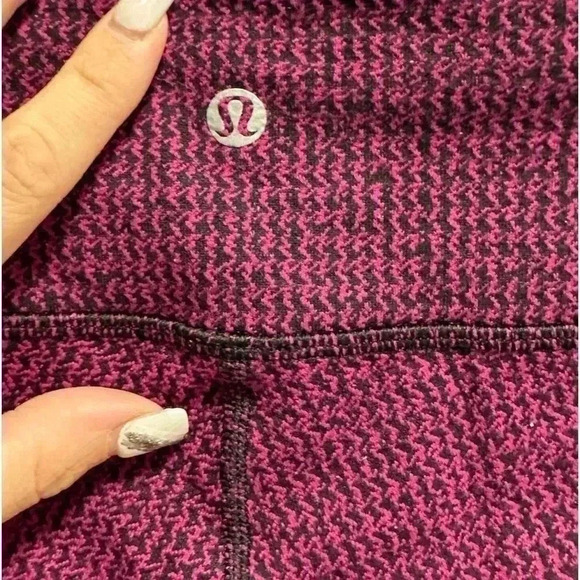 LULULEMON PURPLE/MAGENTA PINK AND BLACK CROPPED CAPRI LEGGINGS - Picture 3 of 4